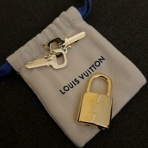 Louis Vuitton New Lock & Keys (501)